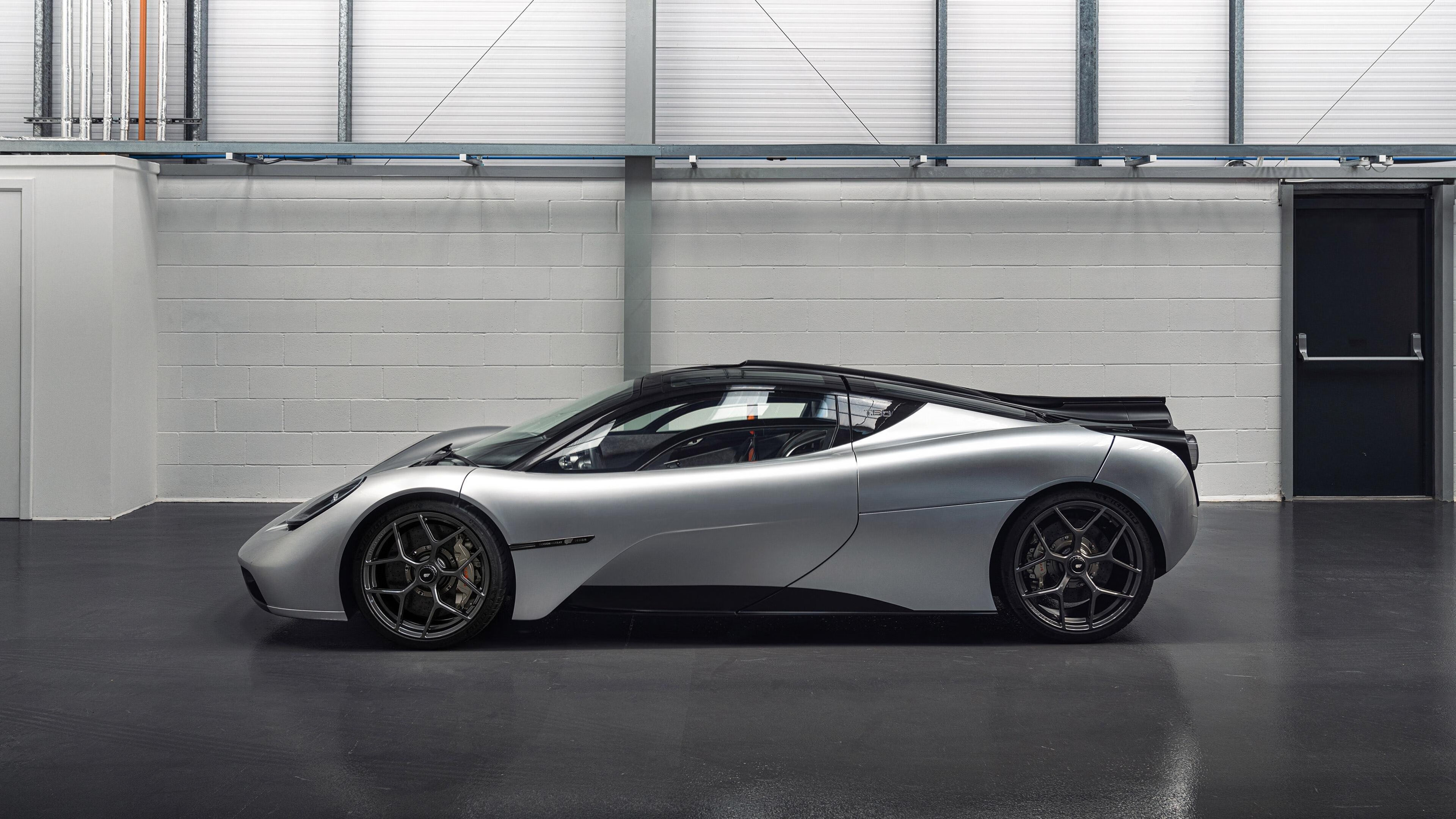 双线叙事，足球的光荣夜与篮球的苏醒时